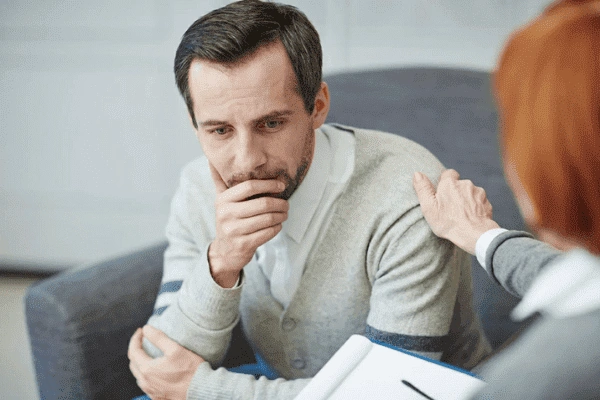 доктор разговаривает  пациентом
